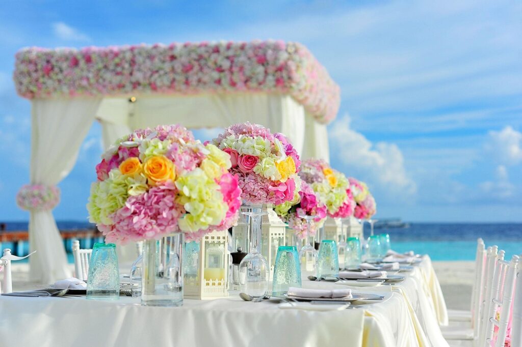 二人だけの結婚式にぴったりな花飾りのアイデアは？