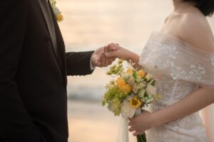 二人だけのビーチでの結婚式はどのように計画すれば良いですか？