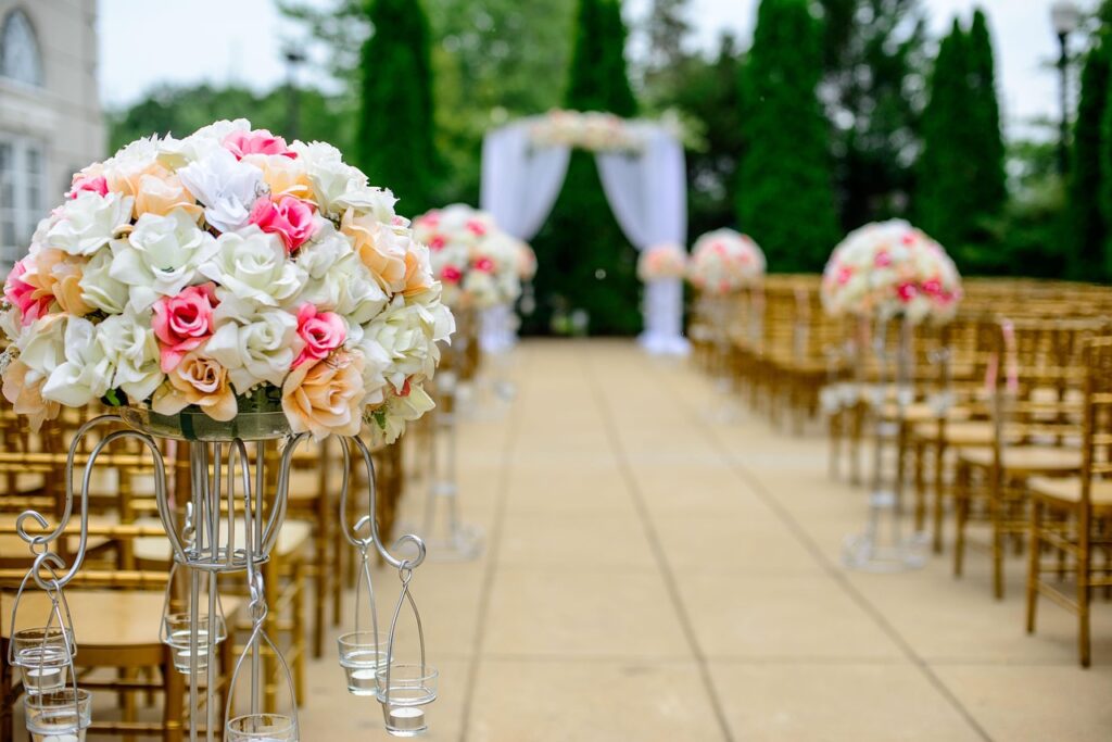 結婚式をコスパ重視で挙げるためのポイントは？